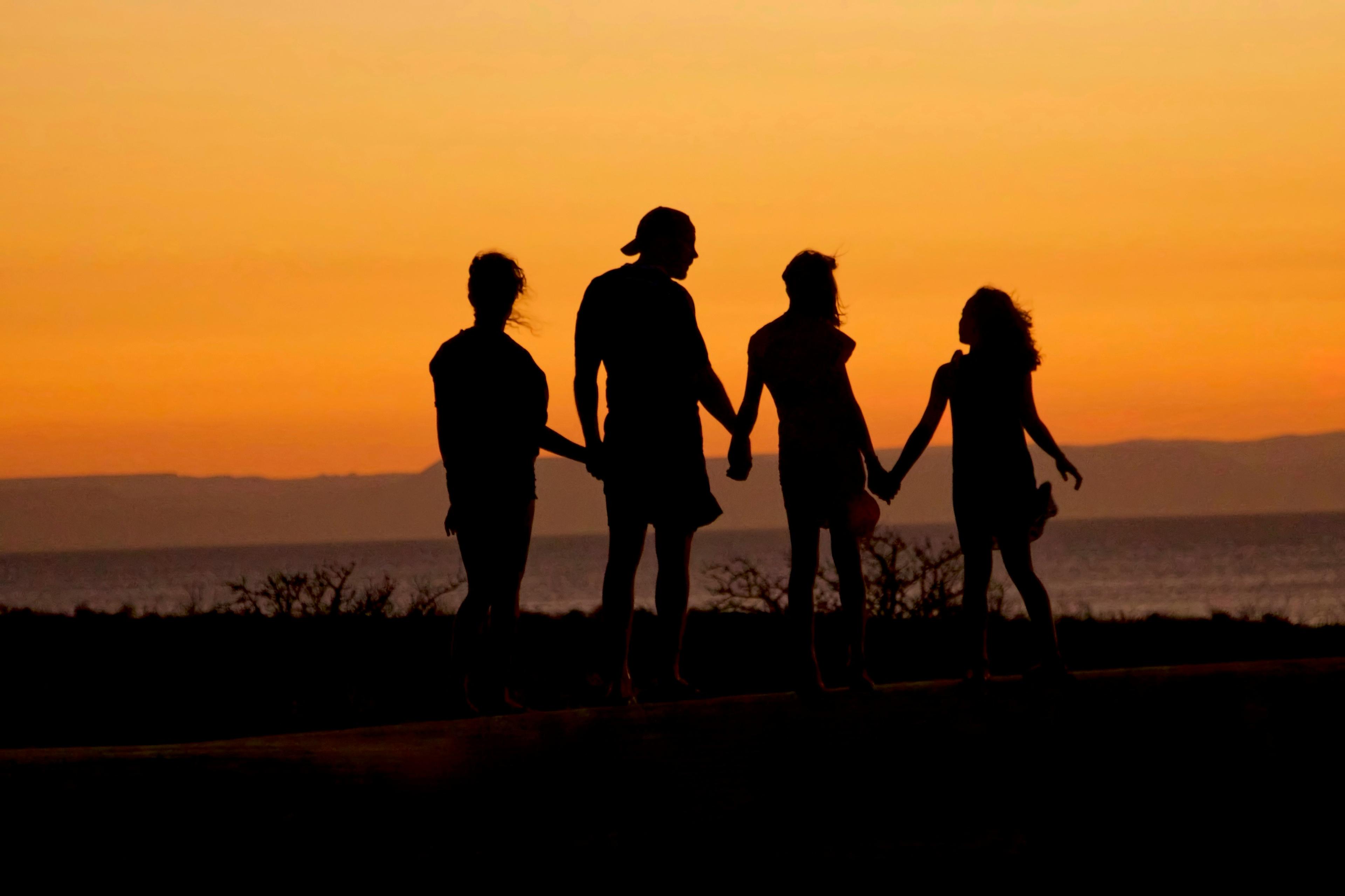 Een familie samen bij zonsondergang