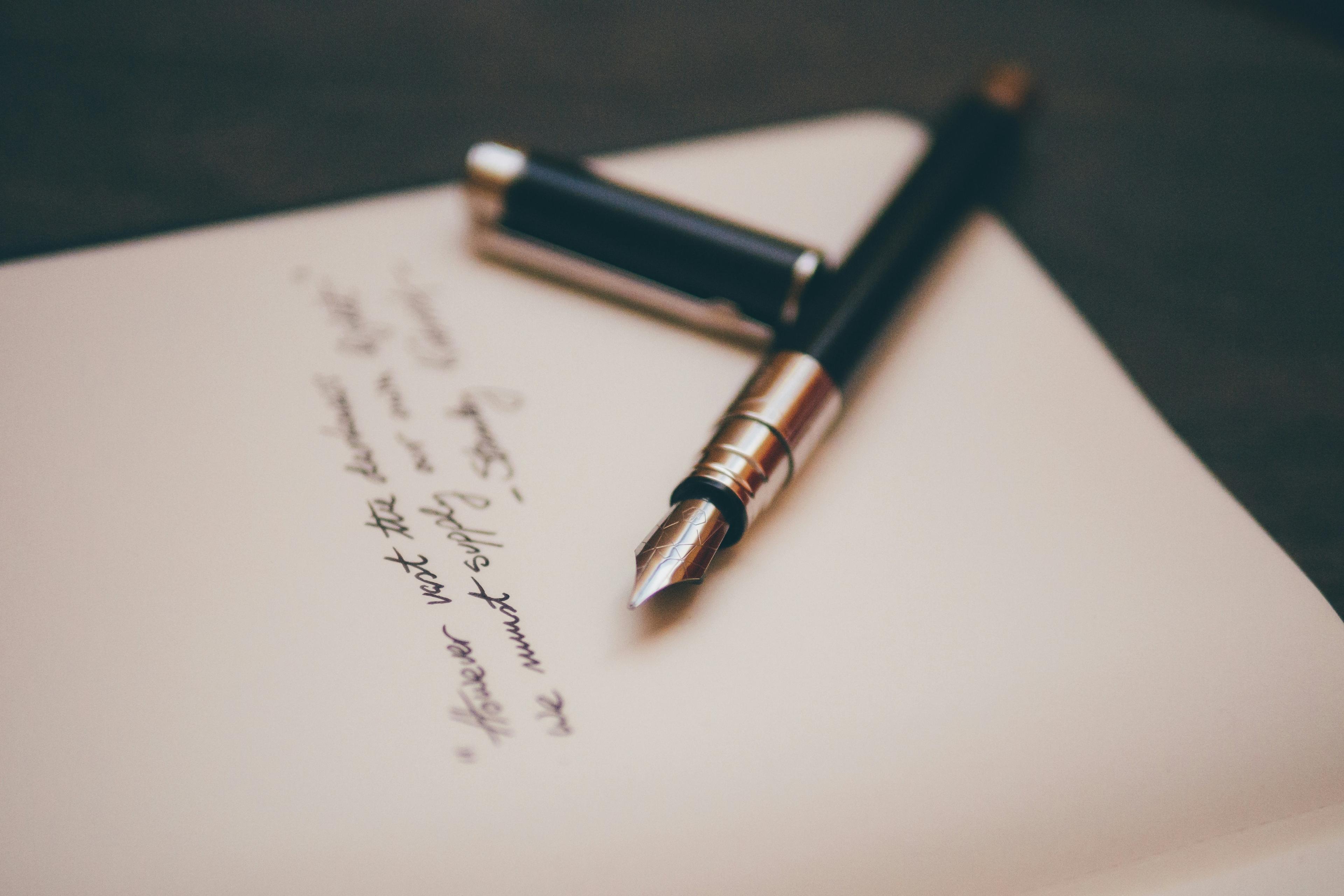 Vulpen op papier tijdens het opstellen van een testament